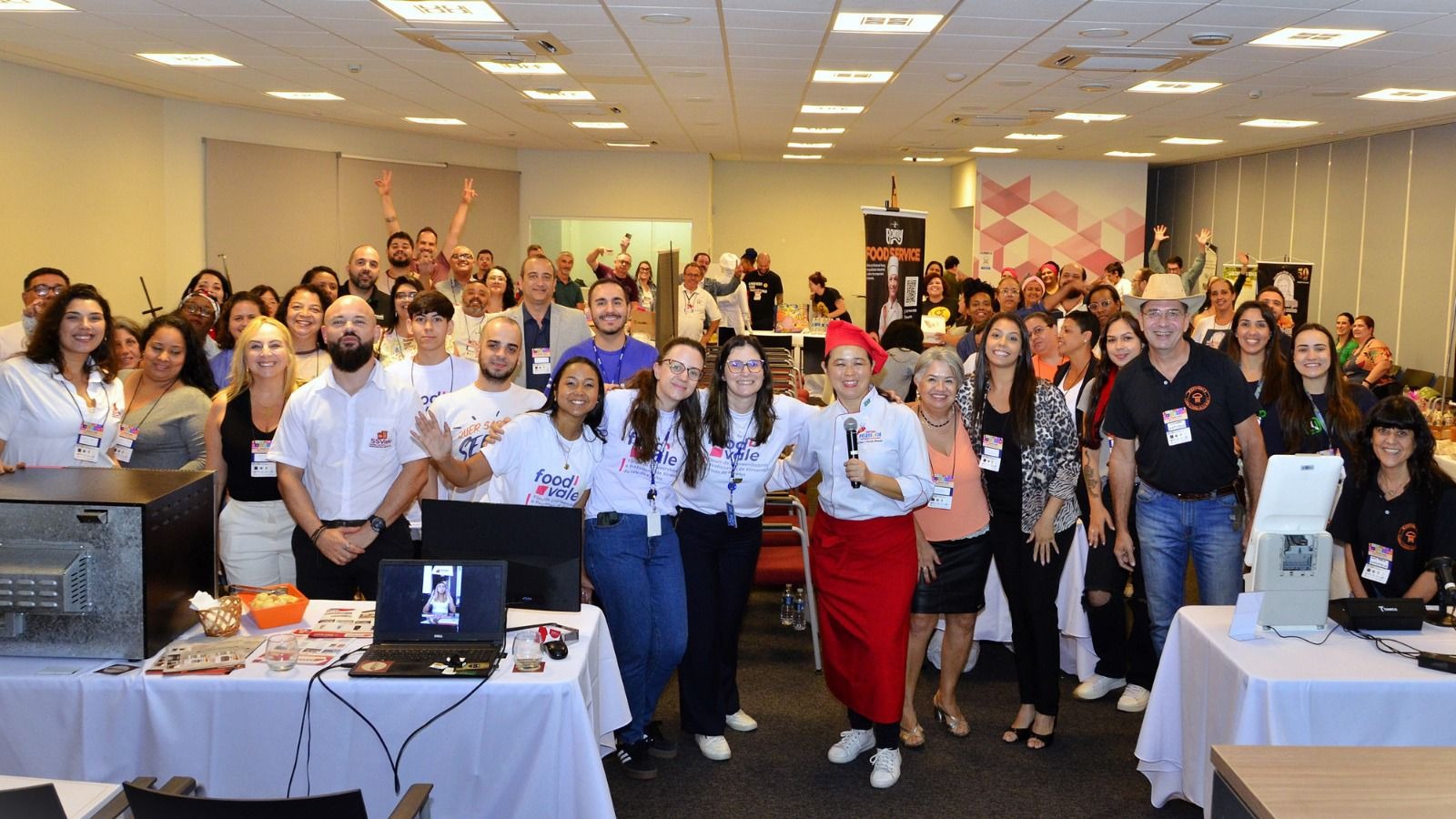 Chef Thaís Okamoto em aula show de gastronomia com turma de alunos