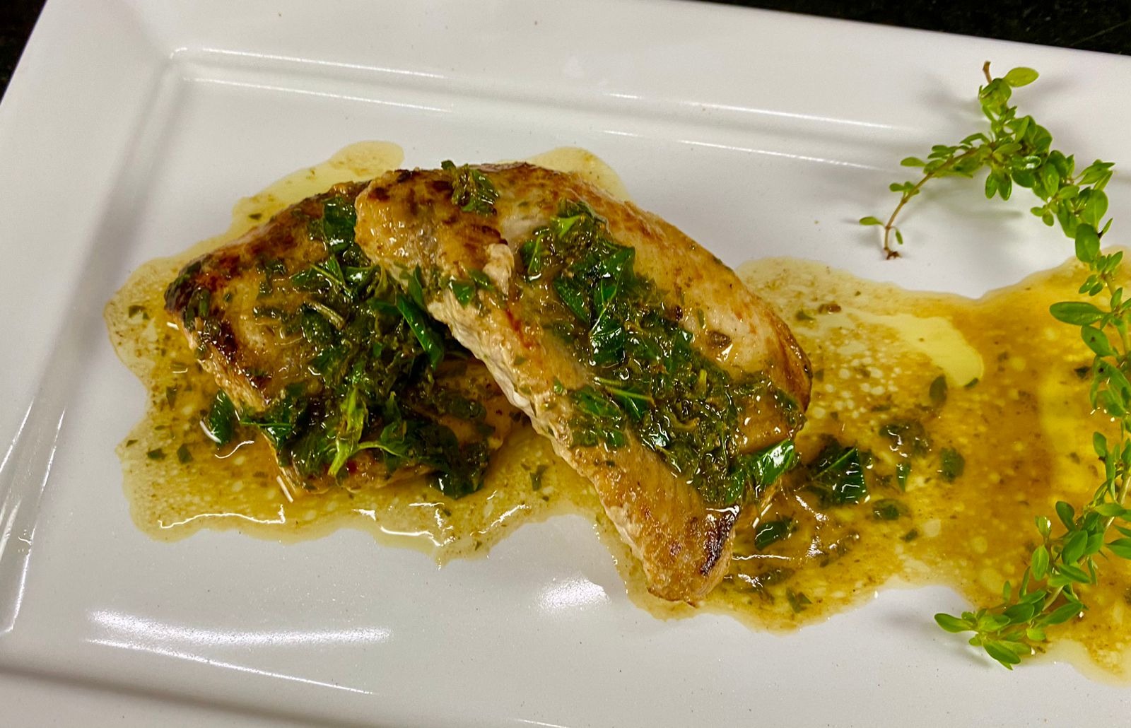 Prato de peixe finalizado — curso Arte dos Pescados com Chef Thaís Okamoto
