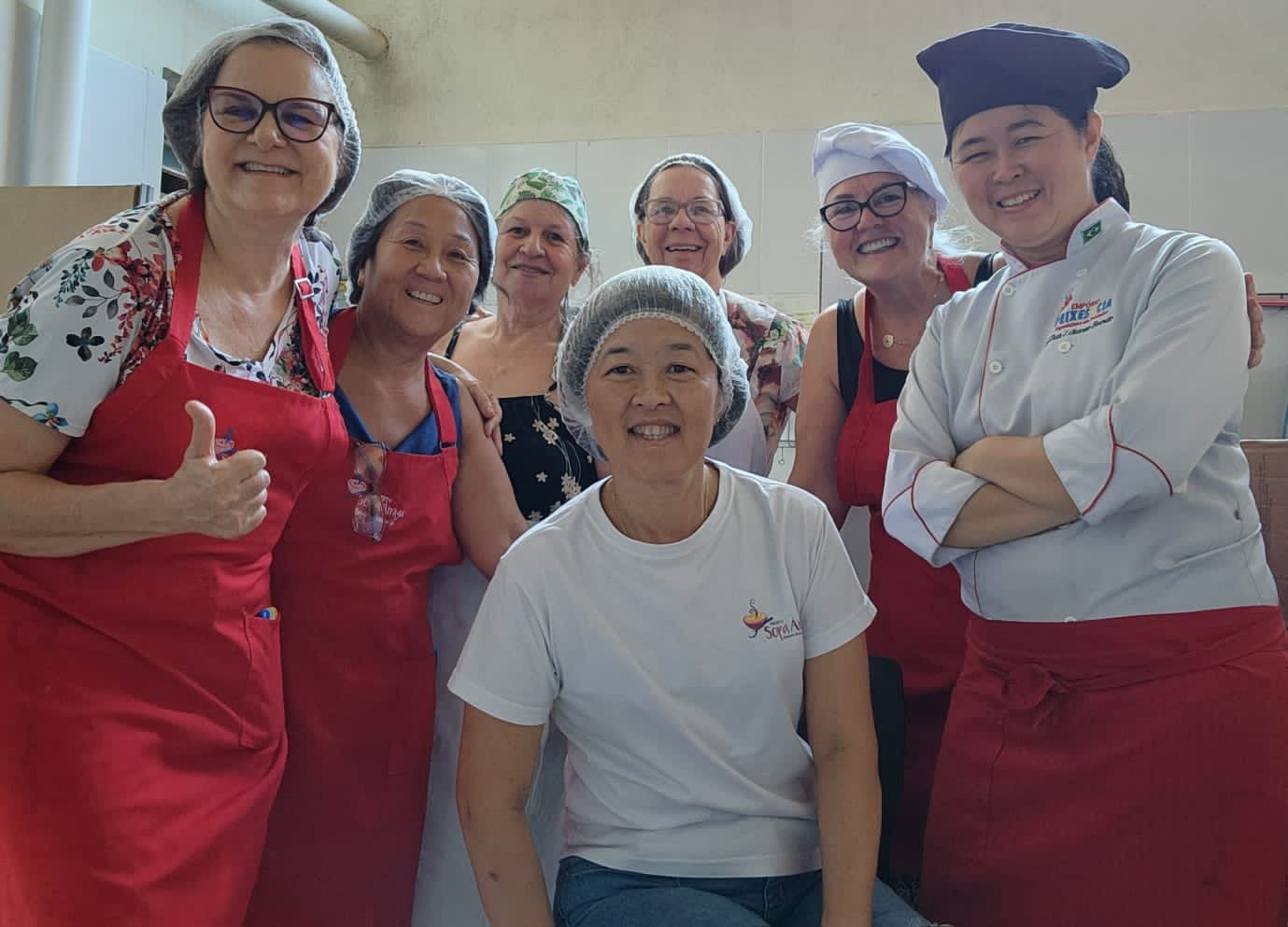 Equipe corporativa cozinhando junta em curso in company