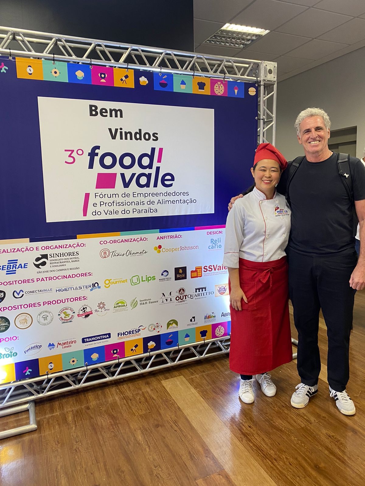 Chef Thaís Okamoto em evento corporativo Food Vale